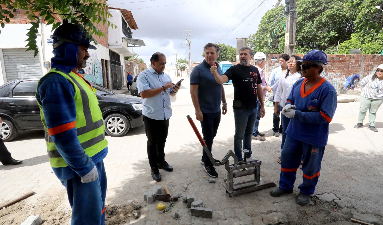 grupo de pessoas numa obra